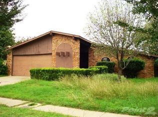 1904 Country Manor Rd, Fort Worth, TX 76134