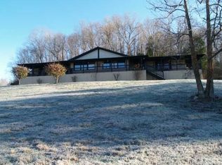 595 Wolf Hill Rd, Bethpage, TN 37022