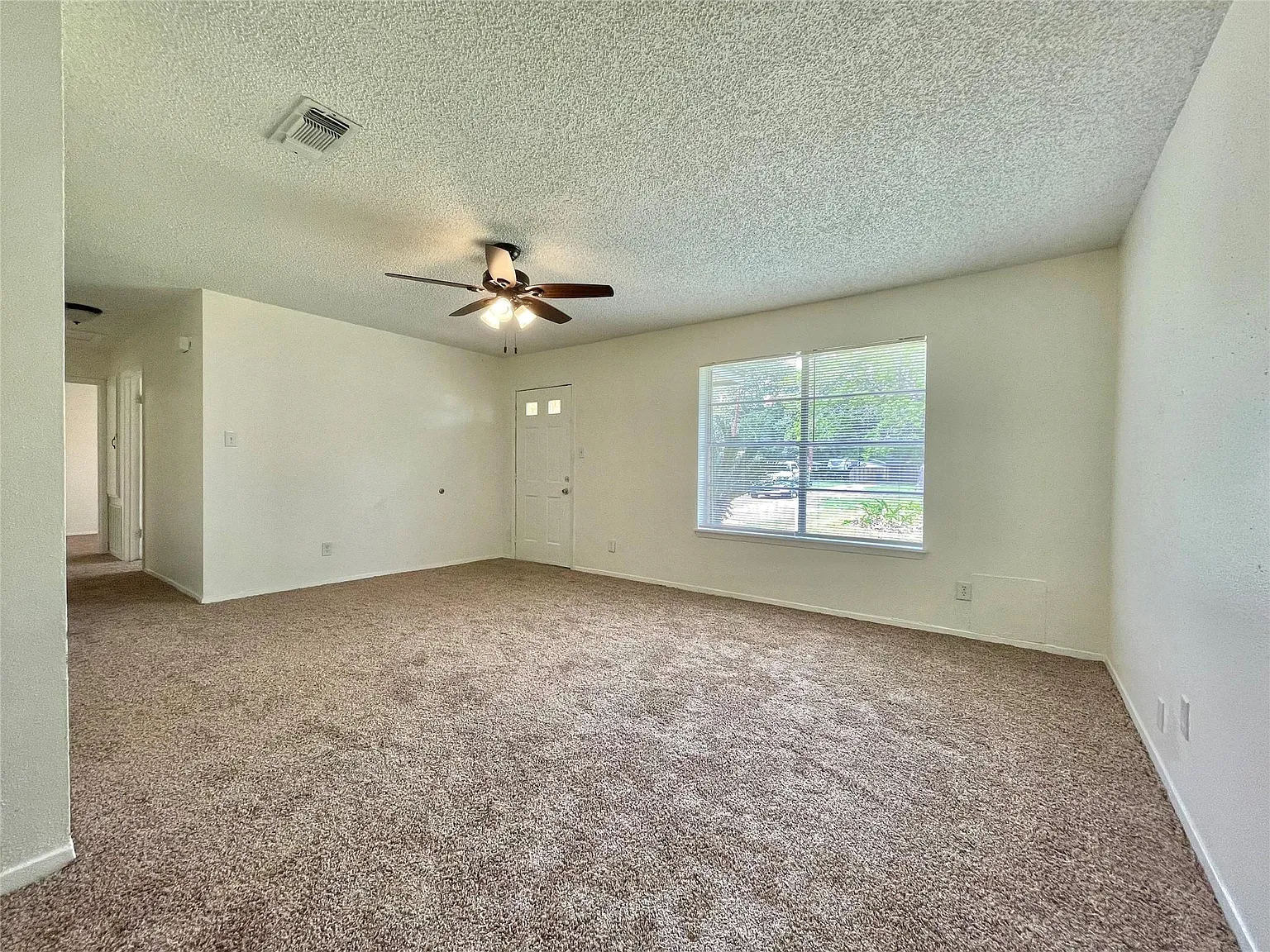 3 bed, 1.5 bath, 1092 sqft, $1,500 — Photo 2