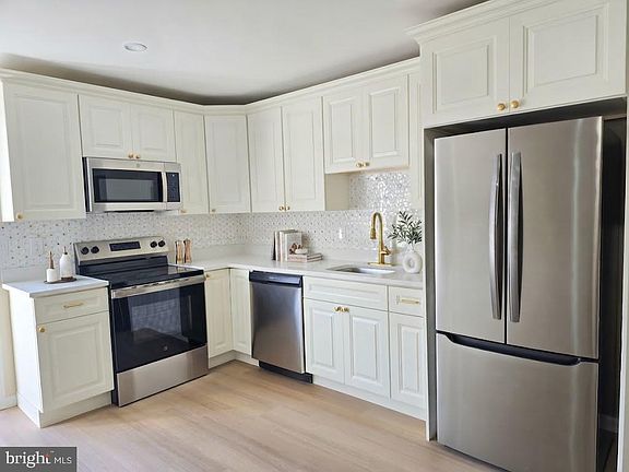2nd image of 7108 Clover Ln