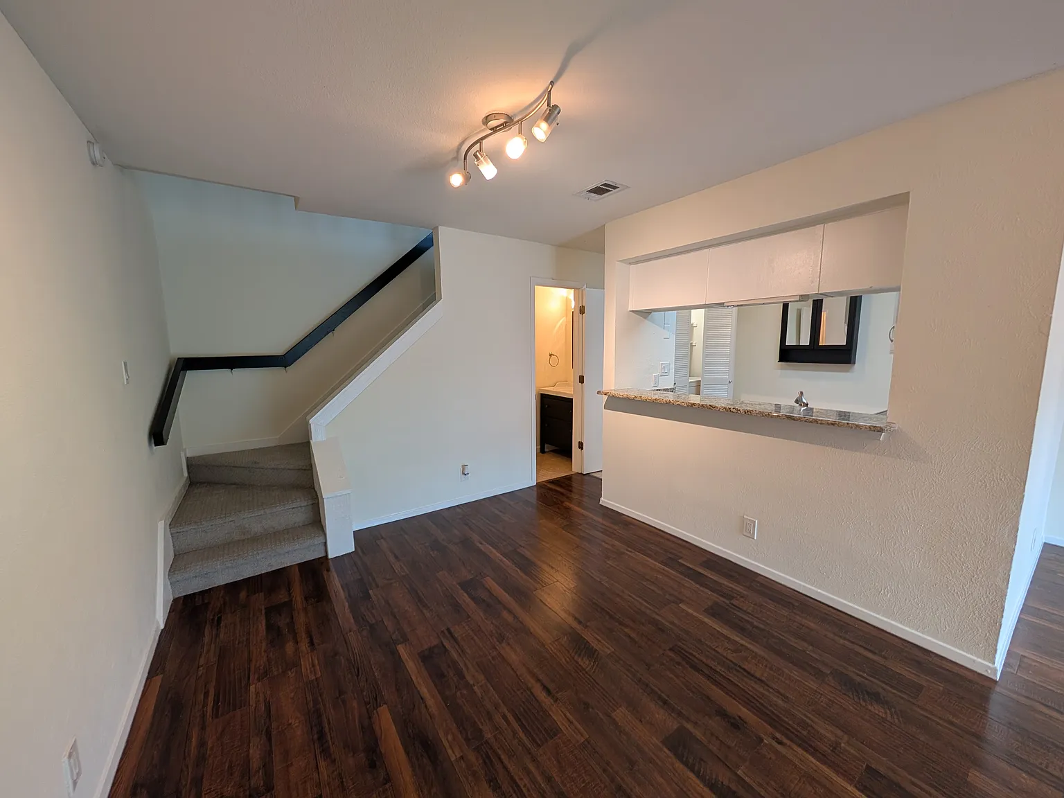 2 bed, 1.5 bath, 837 sqft, $1,550 — Photo 3