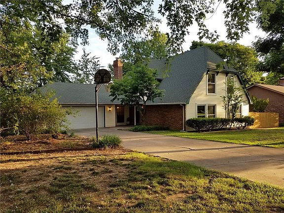 3rd image of 826 S Chateau Dr