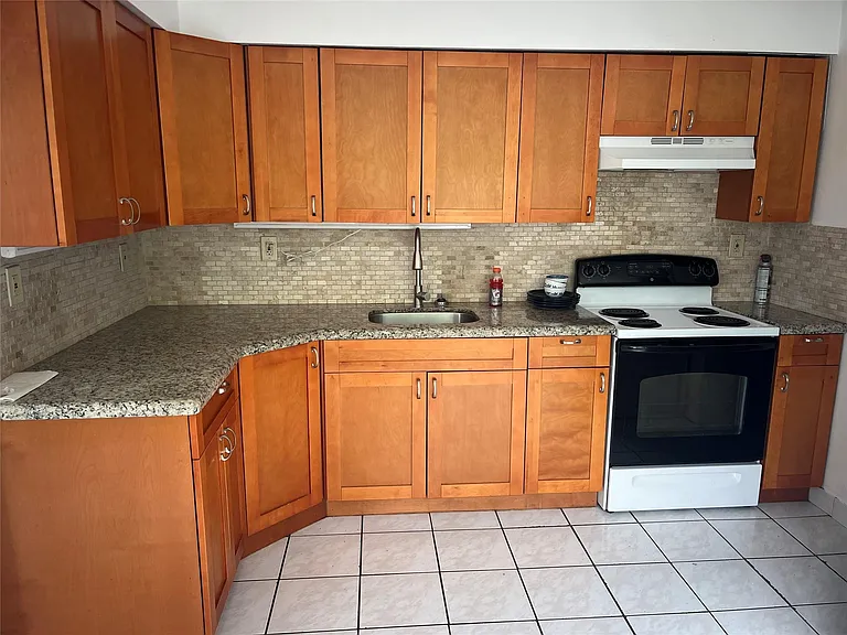 231 SW 8th St #1 — Photo 7