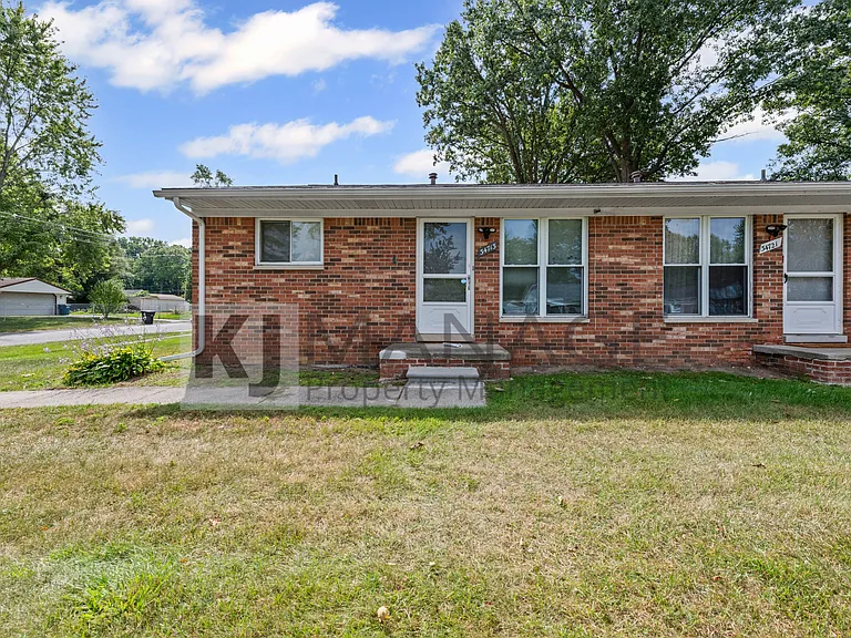 34713 Donnelly St — Photo 1