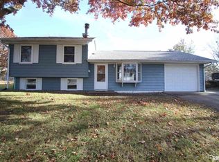 1710 Holiday Dr, Pekin, IL 61554