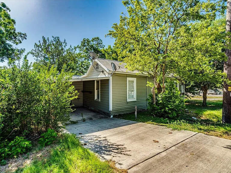 208 W Lockhart St — Photo 22