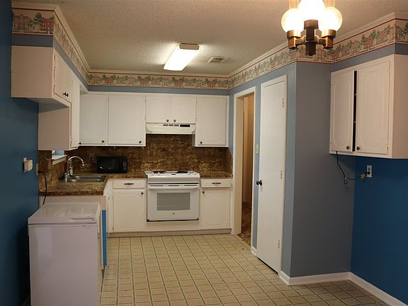 3rd image of 302 S Pecan St