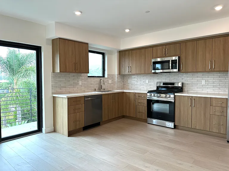 941 N Martel Ave #102 — Photo 8