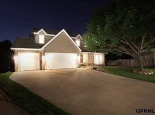 15909 Dewey Cir, Omaha, NE 68118