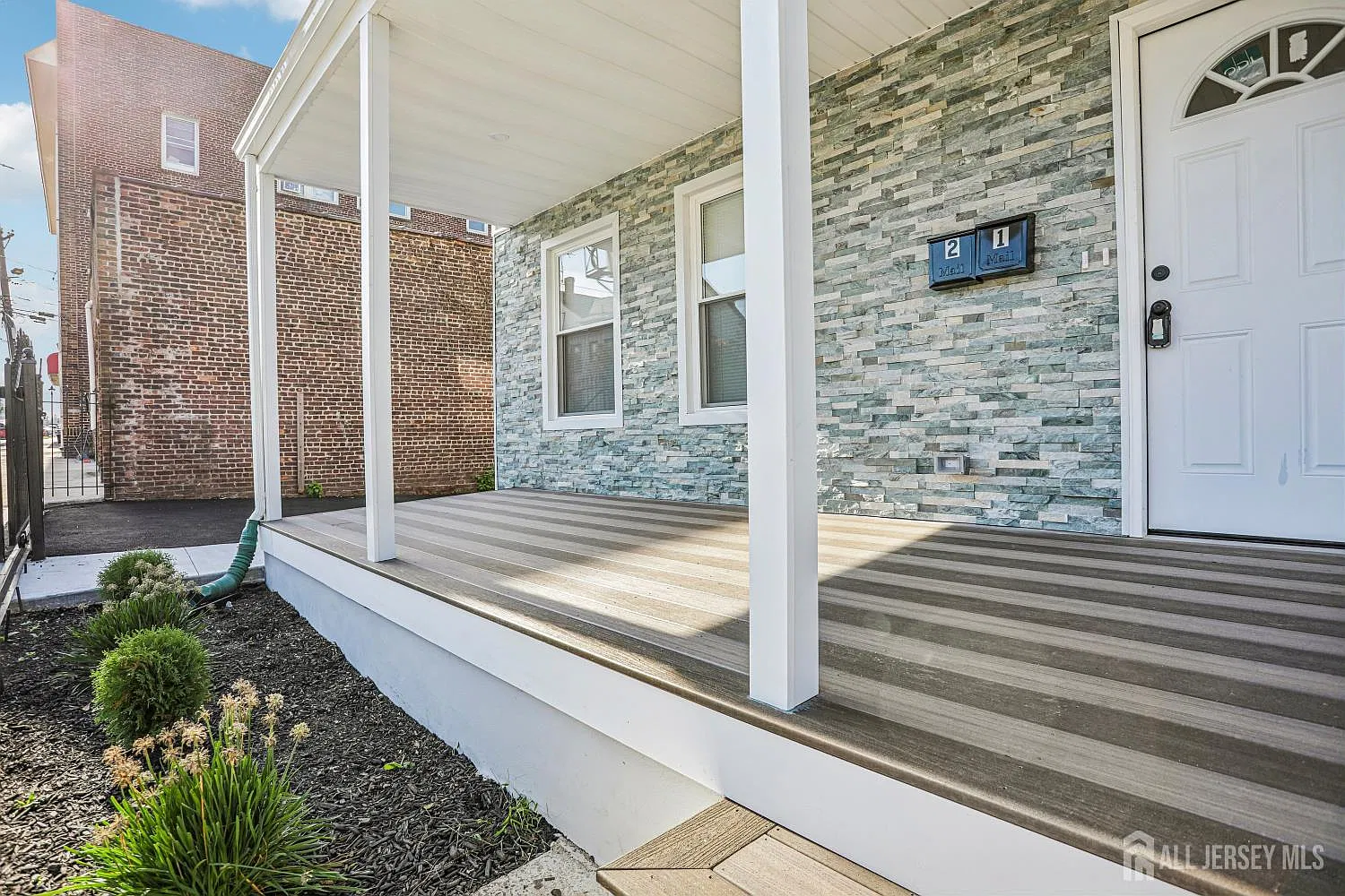 3 bed, 2.0 bath, 1462 sqft, $2,950 — Photo 3