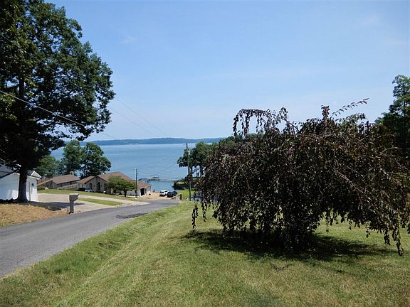 2nd image of 27 Paradise Point Rd