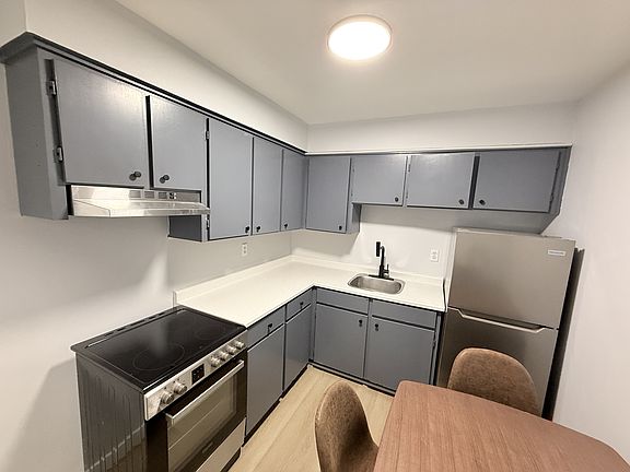 3rd image of 1980 Wyandotte St #11400884