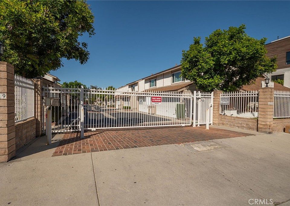 1st image of 18319 Collins St APT 19