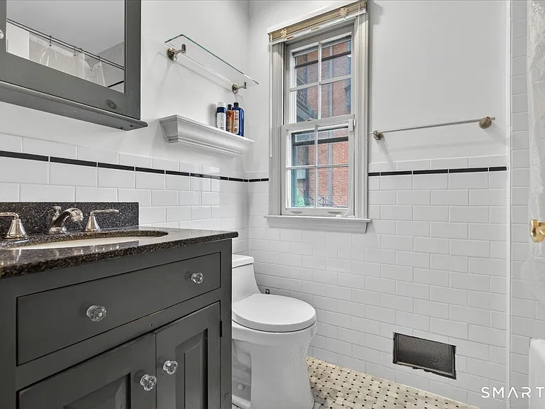 541 Chapel St #B — Photo 11