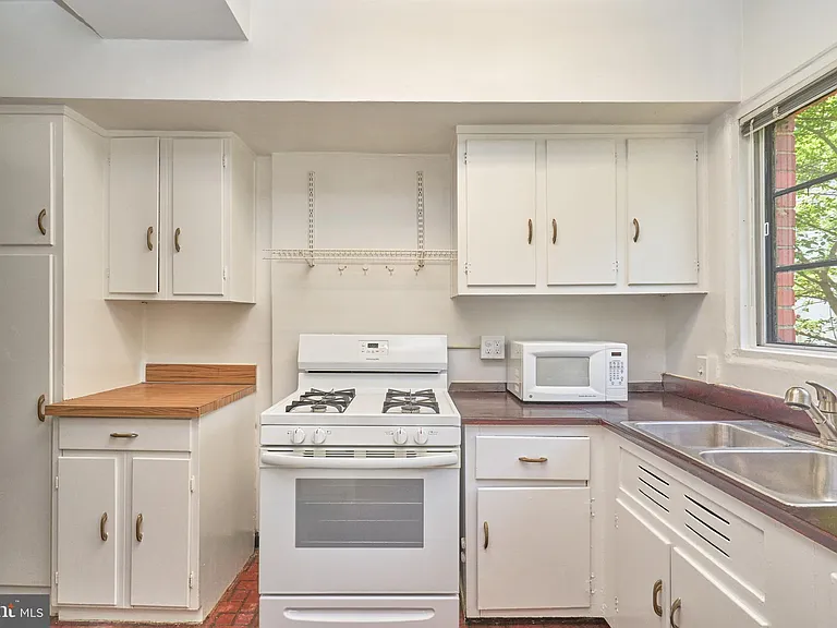 1553 Mount Eagle Pl — Photo 15