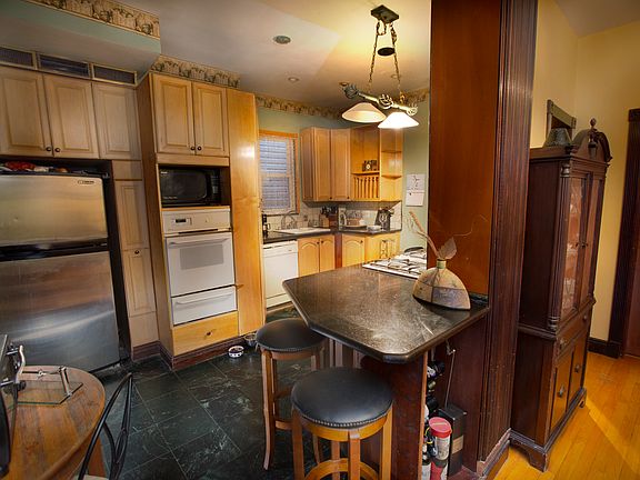 Kitchen - Main floor