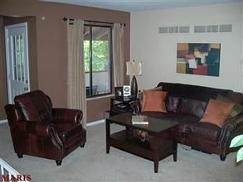 3rd image of 332 Barrington Square Est APT B