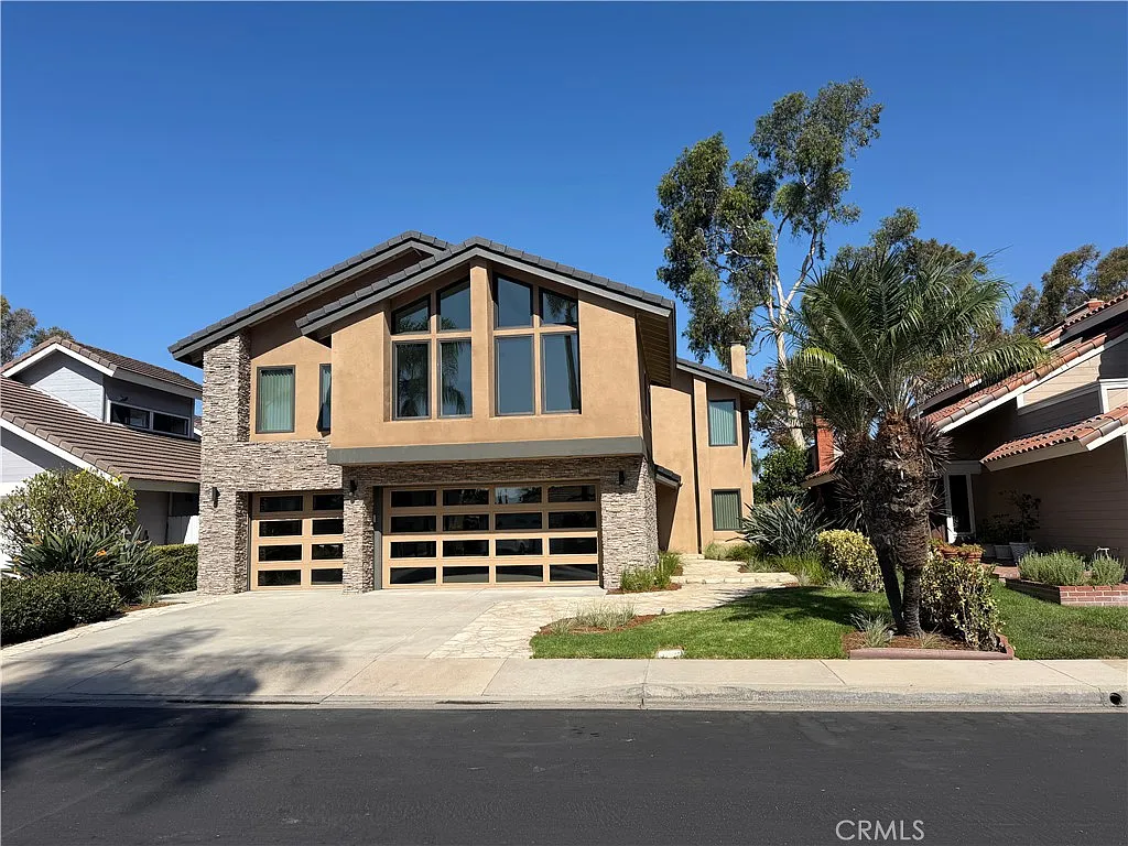 4 bed, 2.5 bath, 2749 sqft, $5,800 — Photo 1