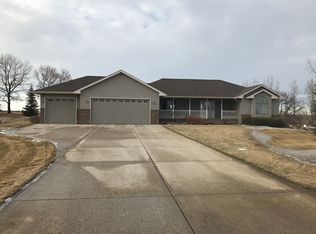 46399 Sunset Ct, Morris, MN 56267
