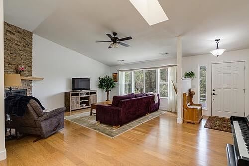 4th image of 699 Swanson Ln