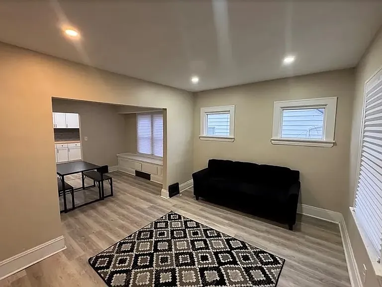 14910 Kingsford Ave — Photo 4
