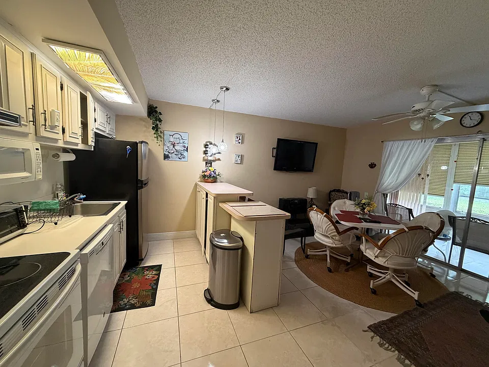 2705 Nassau Bnd #D1