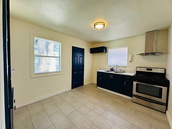 4th image of 809 N Lincoln St #1