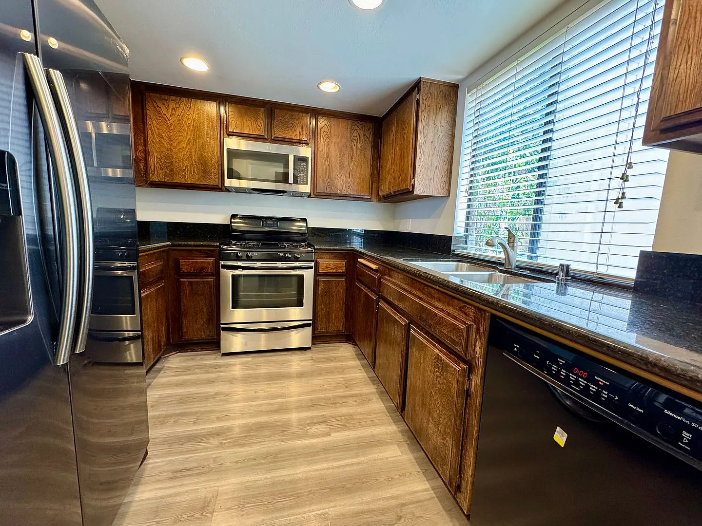 Light and Bright Townhouse-style condo in Prime Sherman Oaks — Photo 4