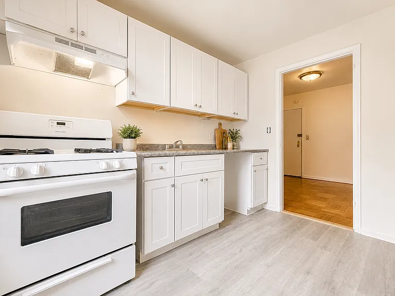 525 Riverdale Ave #6U — Photo 2