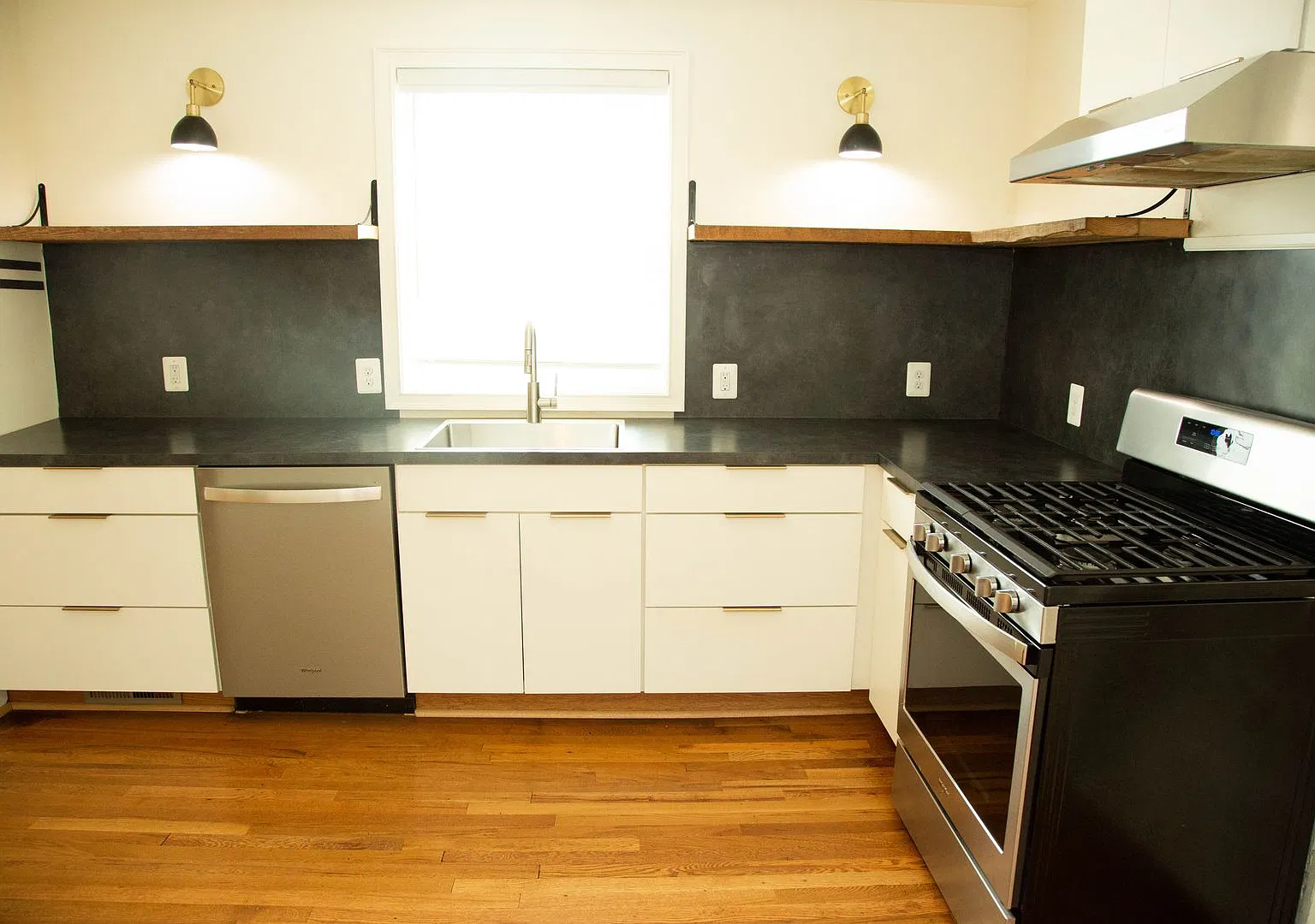 4 Bedroom House Available Near Scott Stadium and JPA — Photo 4