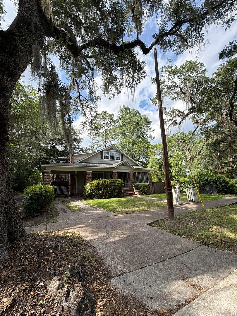 Beautiful downtown quad. 1 and 2 bed units available now. Pets allowed. — Photo 2
