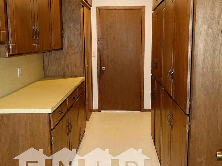 2117 Camelot Dr — Photo 10