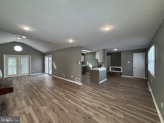 4th image of 221 Hempt Rd