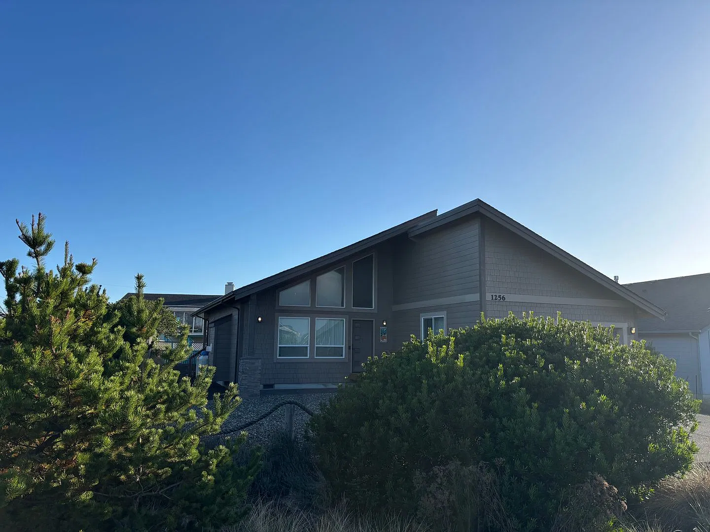 Modern coastal living in Ocean Shores! — Photo 2