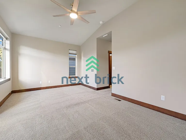 3813 NE 3rd Pl — Photo 16