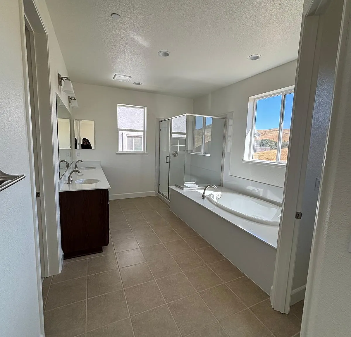 5 bed, 3079 sqft, $4,200 — Photo 4