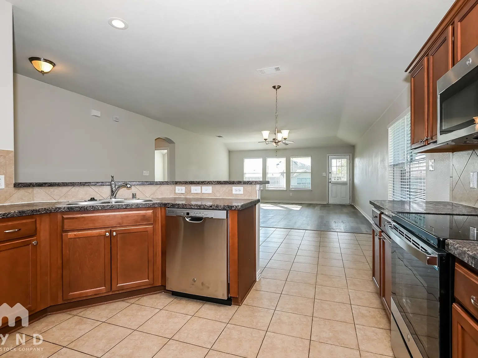 3 bed, 2.0 bath, 1804 sqft, $2,145 — Photo 3