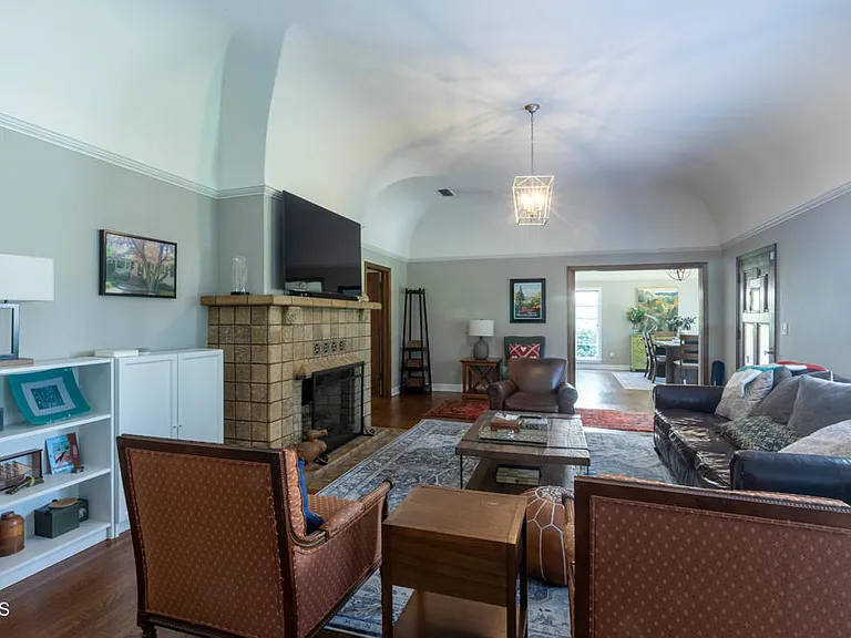 1541 Rose Villa St — Photo 5