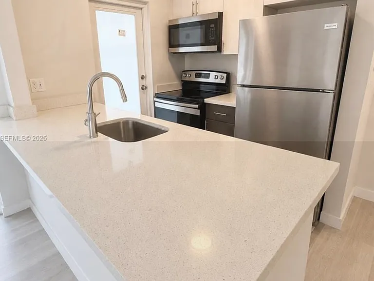 1535 Michigan Ave #A6 — Photo 2