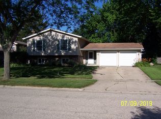 896 Teverton Ln, Crystal Lake, IL 60014