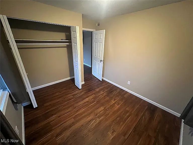 487 W Willowview Dr — Photo 2