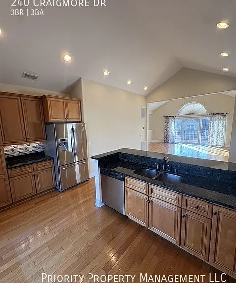 240 Craigmore Dr — Photo 6