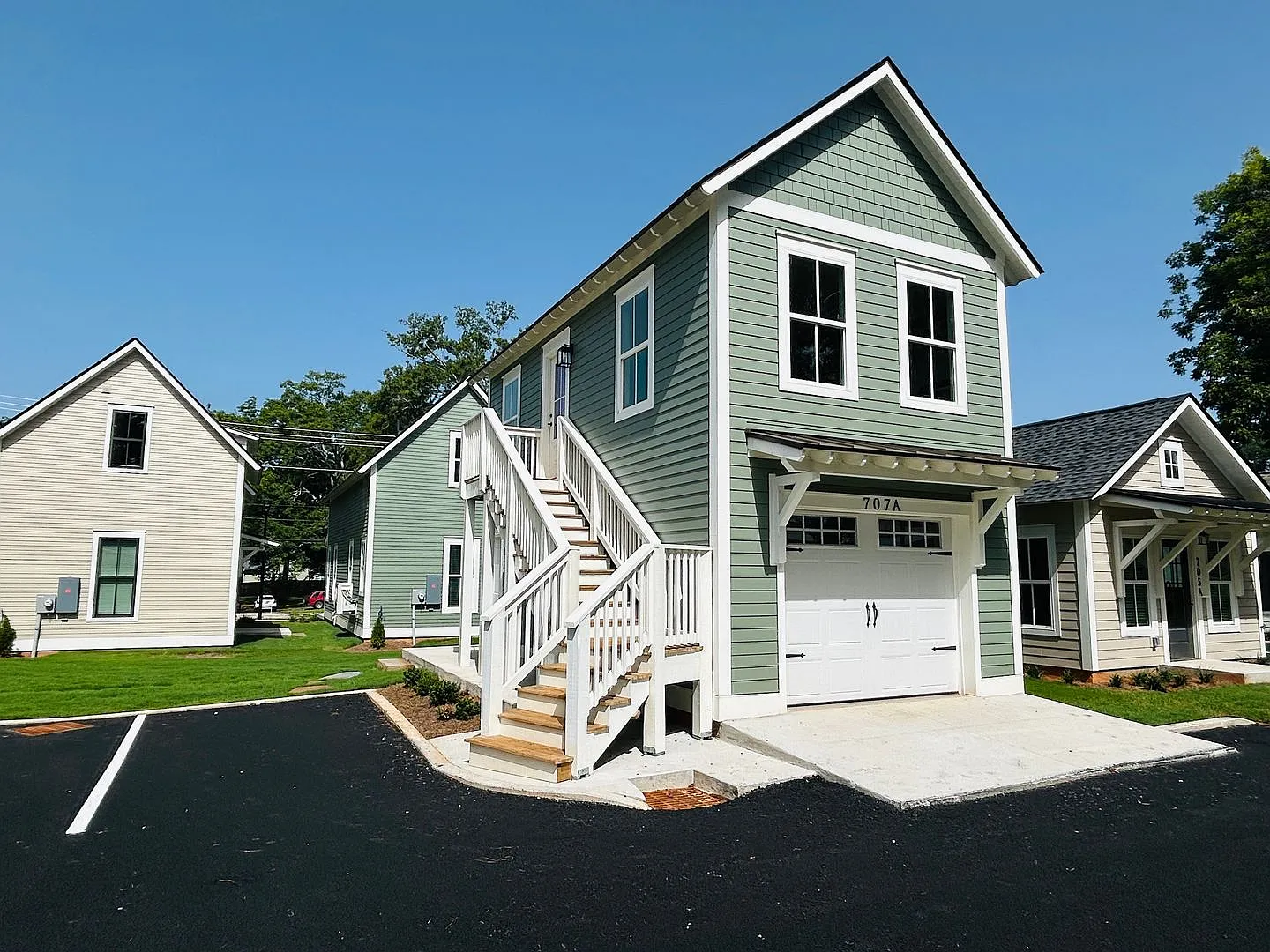 Adorable 1 bedroom 1 bathroom cottage style home with garage. Must see! — Photo 1