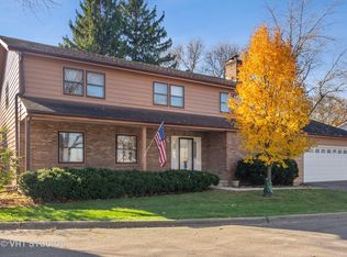 825 Barrington Point Rd, Barrington, IL 60010