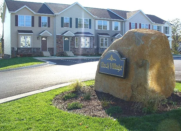 3 bed, 2.5 bath, 1309 sqft, $1,375 — Photo 2