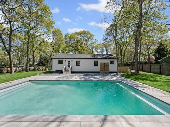 10 Shinnecock Lane, Hampton Bays, NY 11946