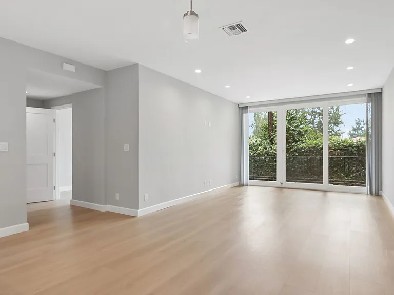 116 N Wetherly Dr — Photo 18