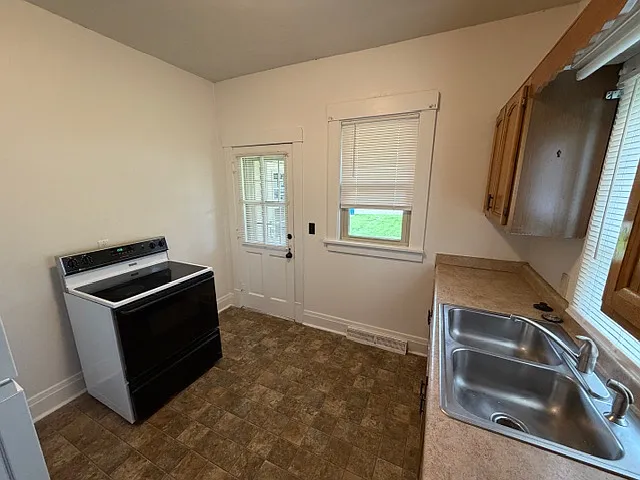 303 S Pleasant St — Photo 4
