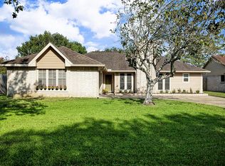620 Meadowbriar St, League City, TX 77573