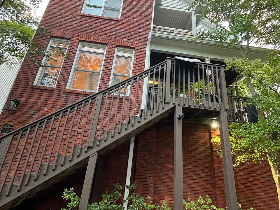 823 Saint Charles Ave NE